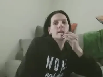 queeneliaa_ – webcam model profile photo Image 4