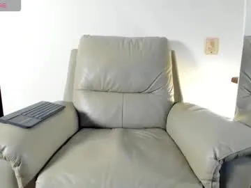 emma_white_01 – webcam model profile photo Image 2