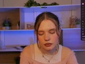 tynniee – webcam model profile photo Image 12