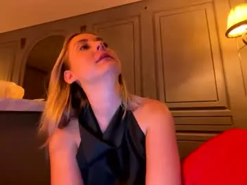 little_effy18_ chat room preview Image 9