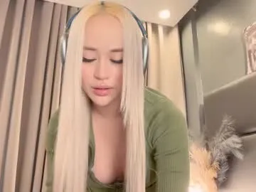 lustyaura – webcam model profile photo Image 4