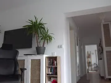 queeneliaa_ chat room preview Image 2