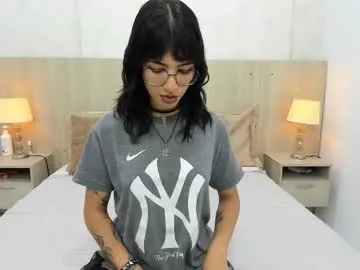 littlee33 chat room preview Image 13