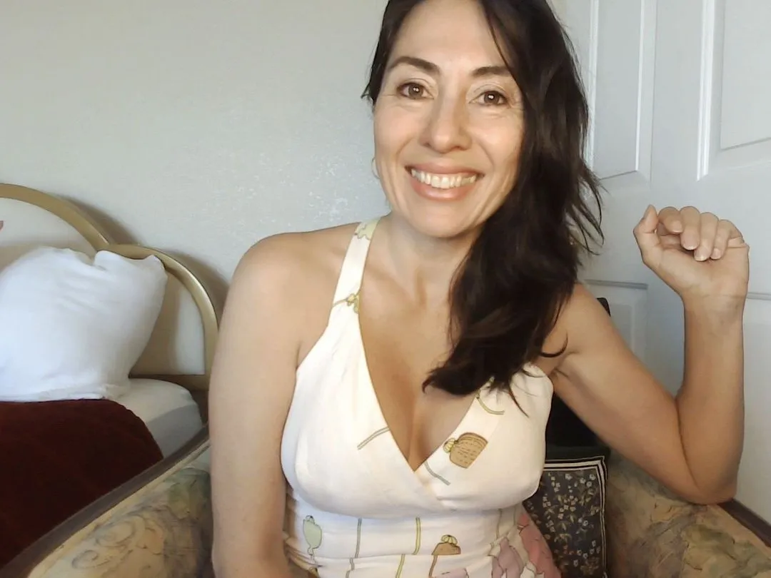 bella_hayes chat room preview Image 2